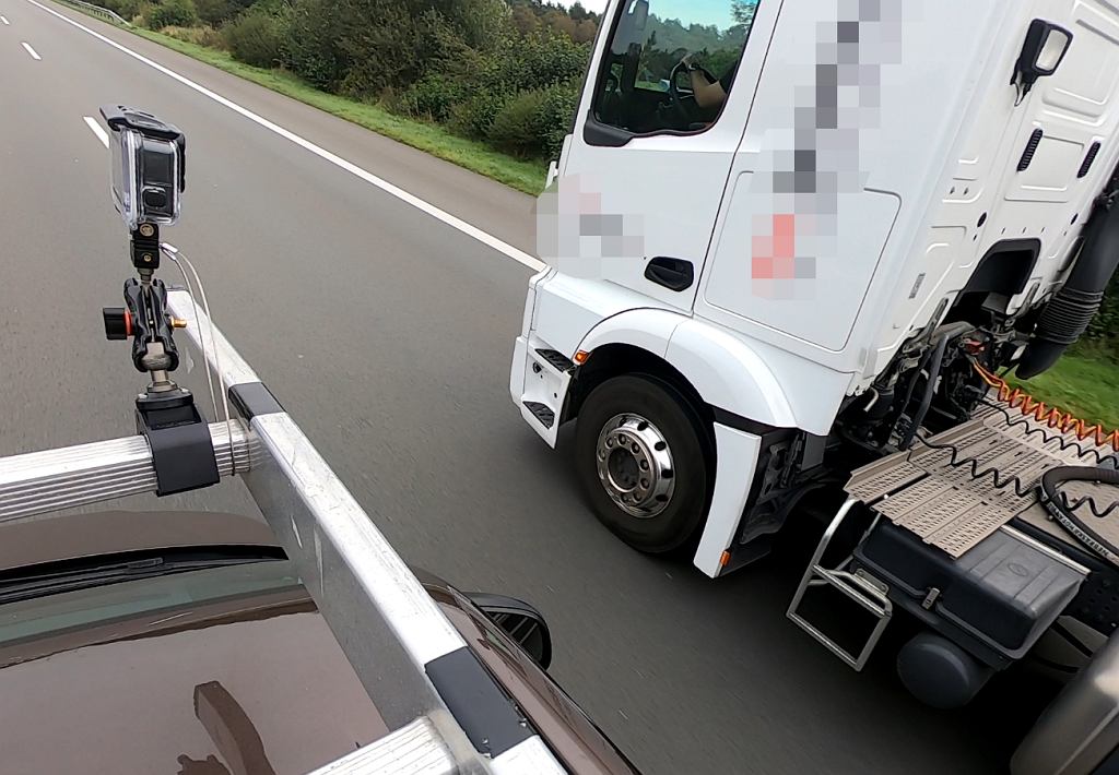 Немецкая полиция охотится за водителями грузовиков на автобусах. Одно действие и 100 мест