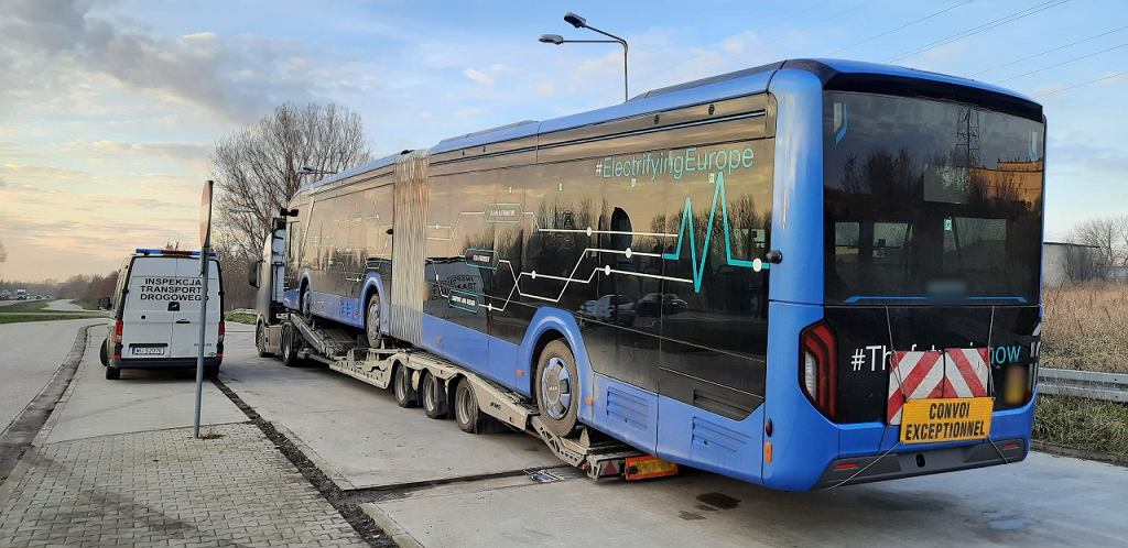 Целых 21 тысяча Штраф в злотых за странную перевозку сочлененного автобуса