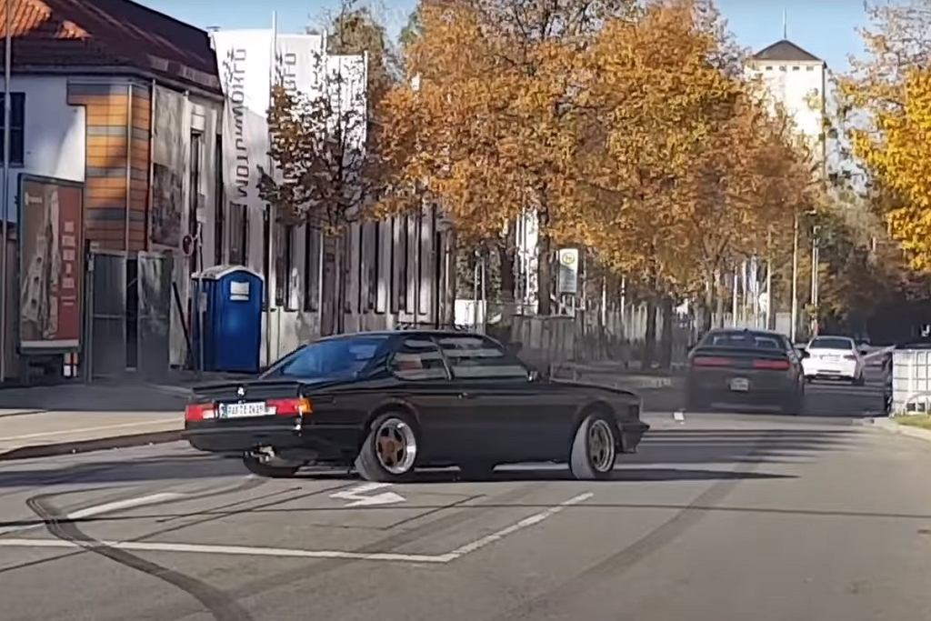 Водитель BMW не выдержал давления. Он оказался на тротуаре