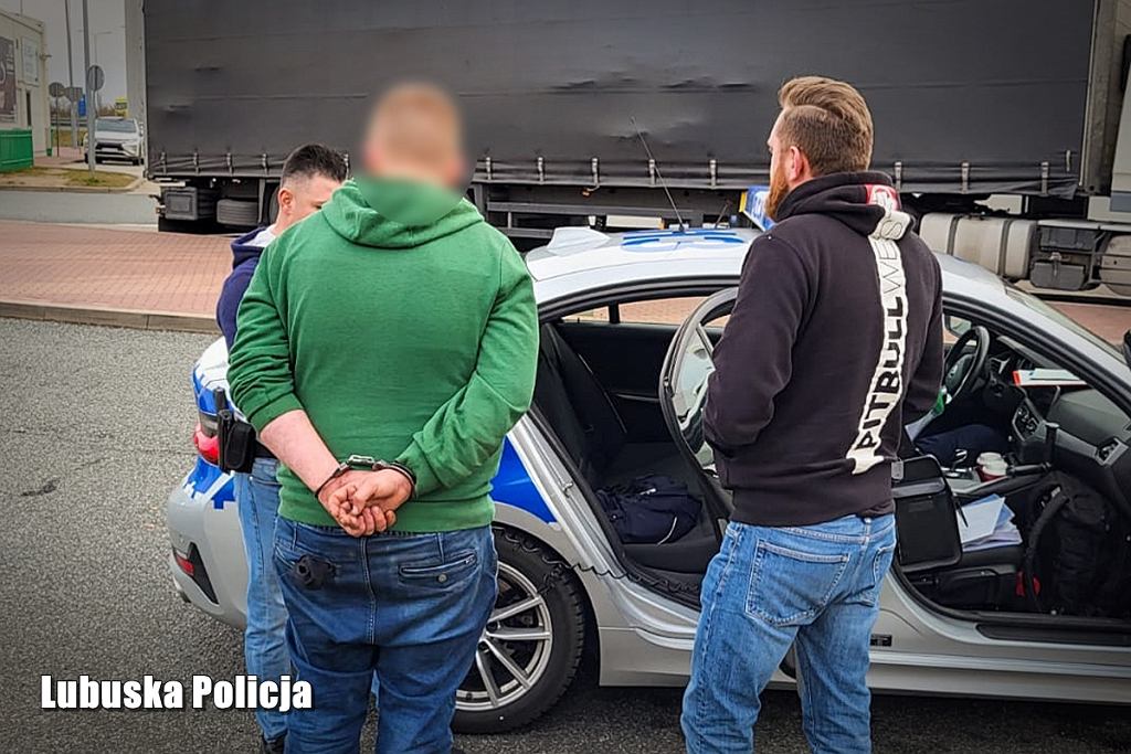 Полицейский без формы хочет вас остановить за знаком Д-43? Помашите ему рукой и продолжайте движение.