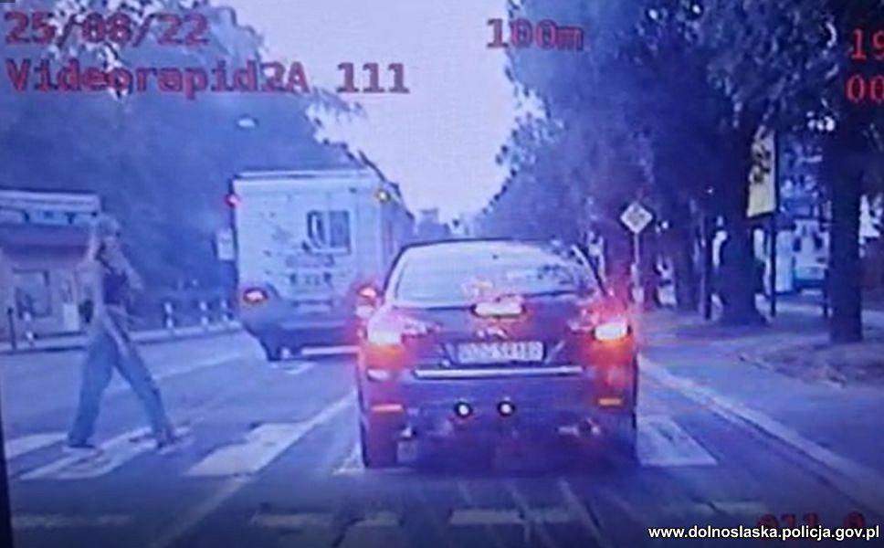 Водитель не уступил дорогу на пешеходном переходе