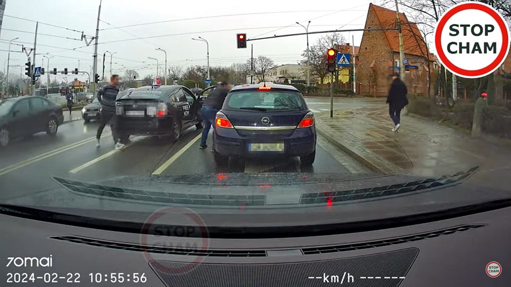 Агрессия на дорогах во Вроцлаве. Напал... пассажир такси. «Улыбка в камеру»