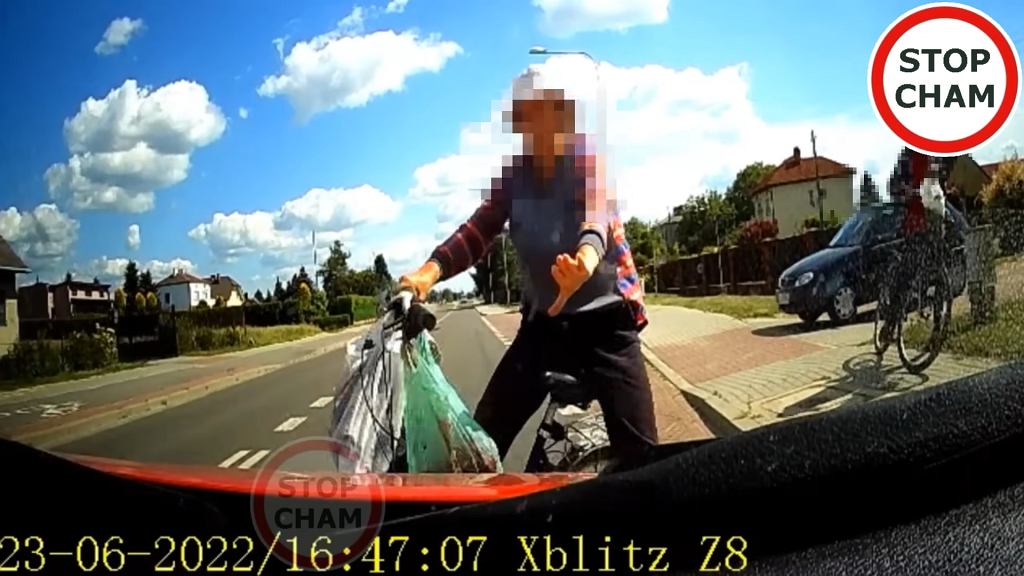 Это было близко. Велосипедист выехал на улицу прямо перед автомобилем [ВИДЕО]