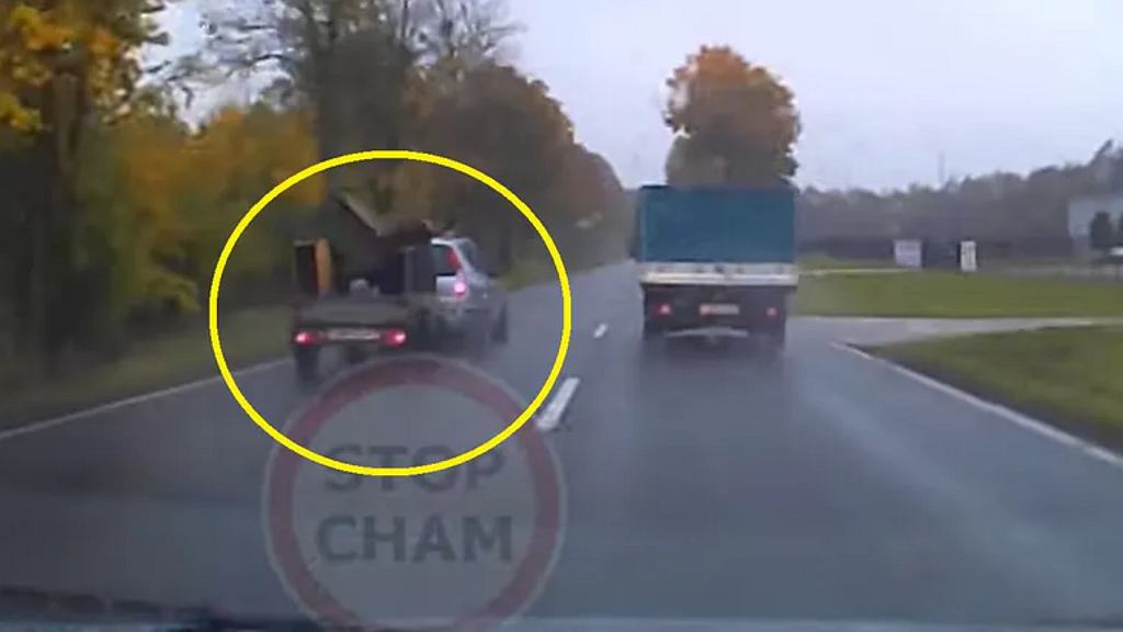 Посмотрите вперед, повсюду диваны. Он был в секундах от катастрофы
