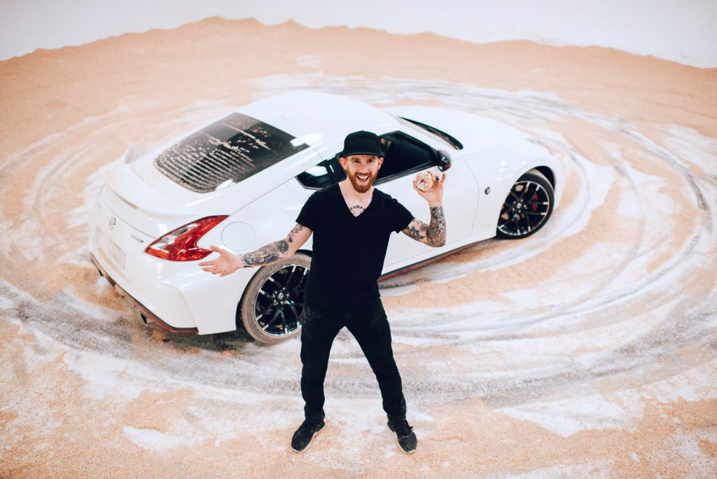 Видео | Nissan 370Z Nismo готовит пончики… в буквальном смысле