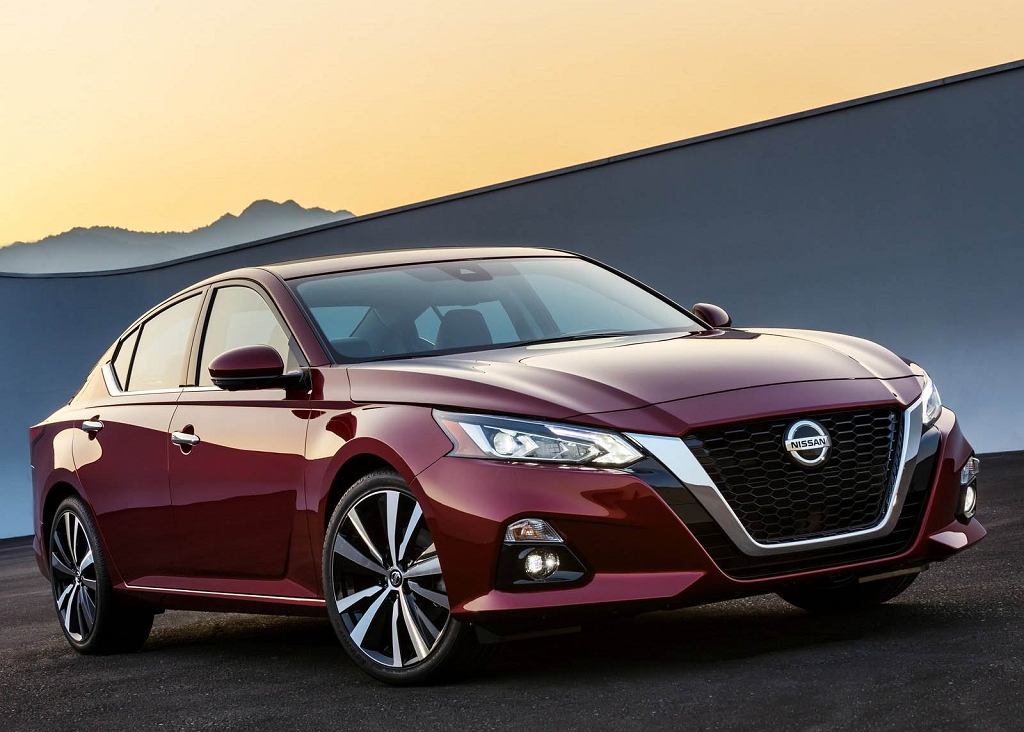 Новому седану Nissan предстоит бороться с... внедорожниками. «Не каждому папе нужна машина»