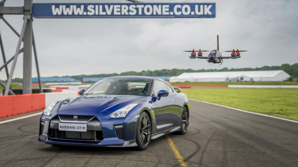 Видео | Nissan GT-R против… дрона