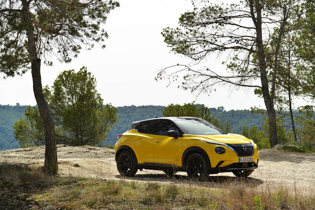 Мы ездили на новом желтом Nissan Juke. Хит после посещения косметолога