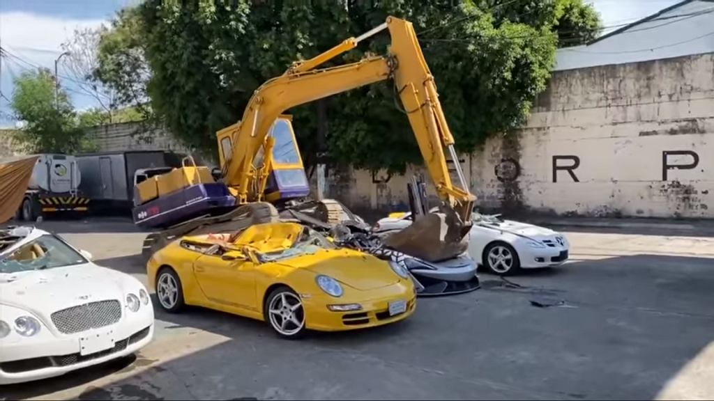 Филиппины посылают четкий сигнал контрабандистам. Роскошные автомобили под экскаватором [ВИДЕО]
