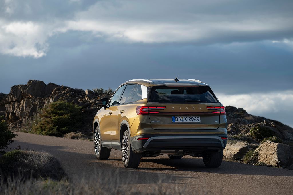 Новая Skoda Kodiaq в прайсе с подключаемым гибридом. Он проедет 120 км на электричестве.
