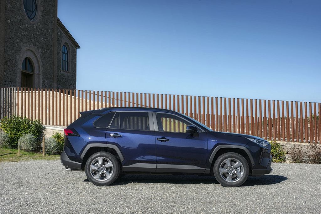 Мнения Moto.pl: Новая Toyota RAV4 – как ездит последняя версия первого в мире компактного внедорожника?