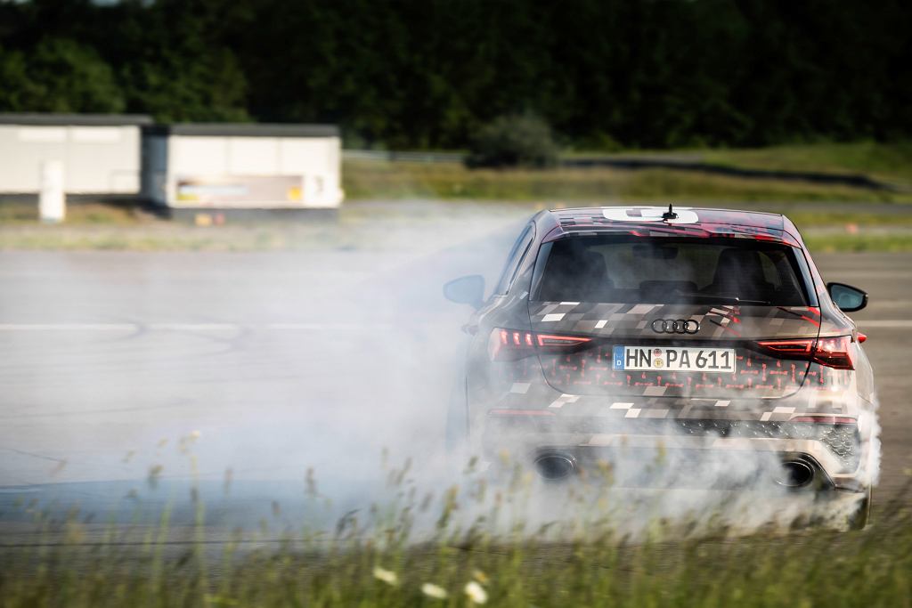 Audi раскрывает подробности нового RS3. Пять цилиндров под капотом и режим Drift.