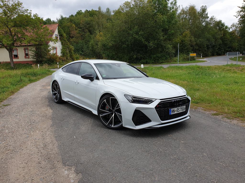 Вместо того, чтобы поставить Audi RS7 в гараж, он погнал его на ралли. Настоящие воры украли это там