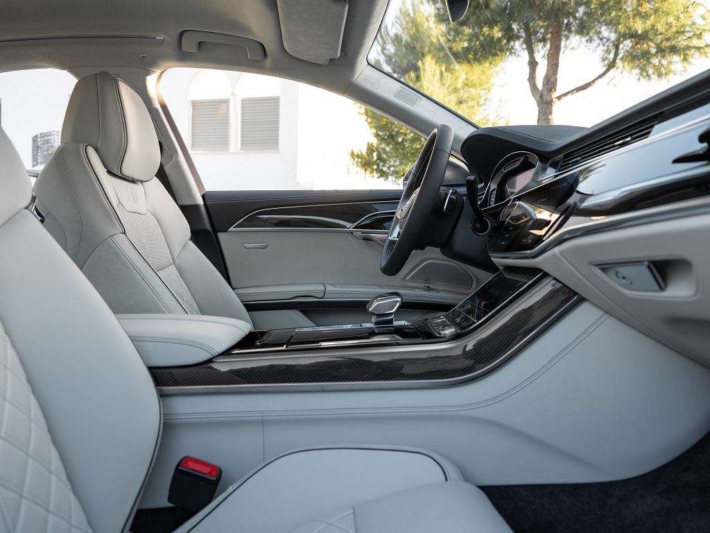 Новая Ауди S8. Не волнуйтесь, под капотом бензиновый V8 4.0 TFSI мощностью 572 л.с.