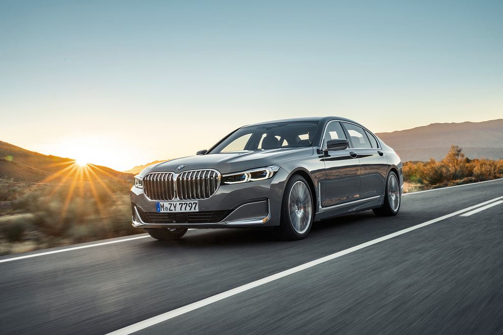 BMW продала больше всего автомобилей премиум-класса в США. Тесла уже дышит в шею баварцам