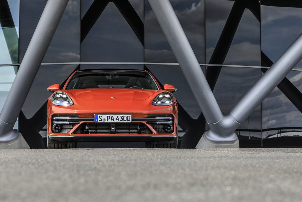 Новый Porsche Panamera с потрясающей версией Turbo S, но это не единственная хитрость в рукаве