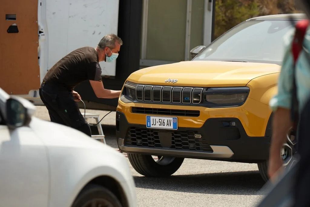 Вот как выглядит электрический Jeep, который будет производиться в Польше. Фотографии слились в сеть