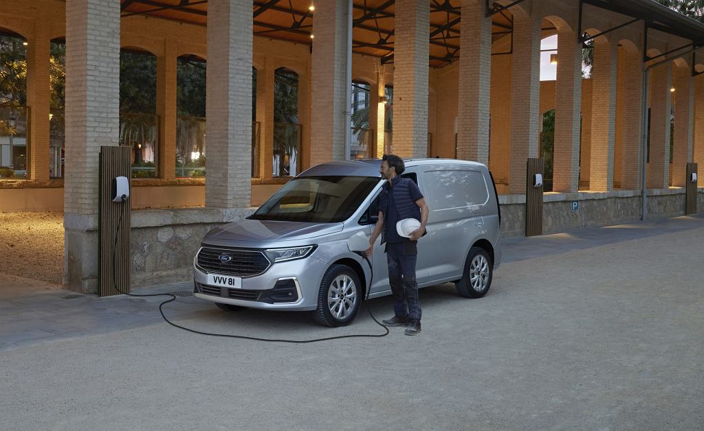 Ford Transit Connect с подключаемым гибридом спокойно проедет до 110 км