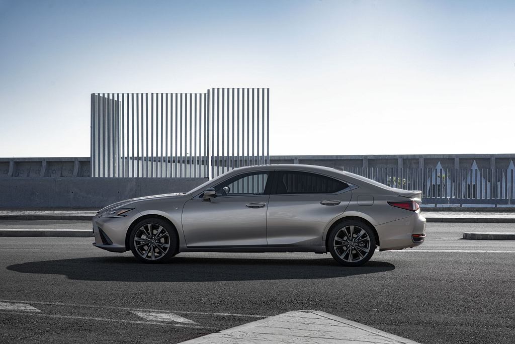 Мнения Moto.pl Новый Lexus ES: прощай, Lexus GS. Мы покатались на новом седане премиум-класса