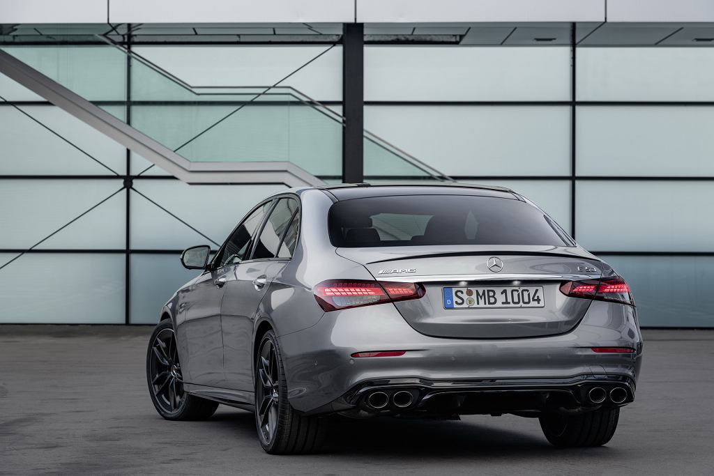 В новом Mercedes E-class появилось больше электроники и версии с гибридным приводом