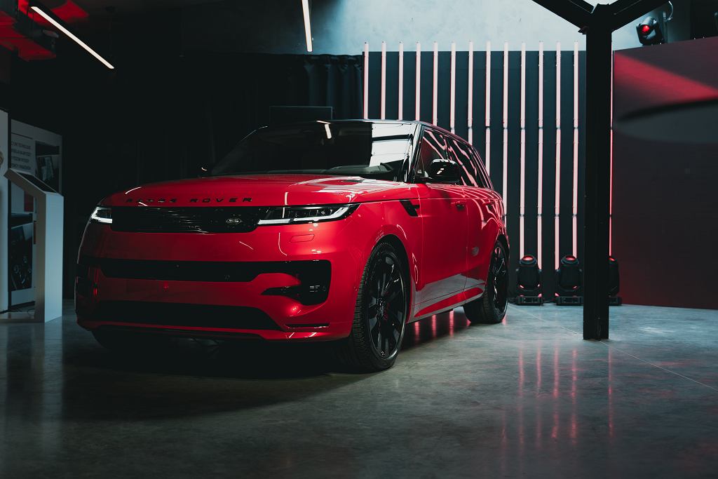 Вот так выглядит новый Range Rover Sport. Под капотом также был V8.