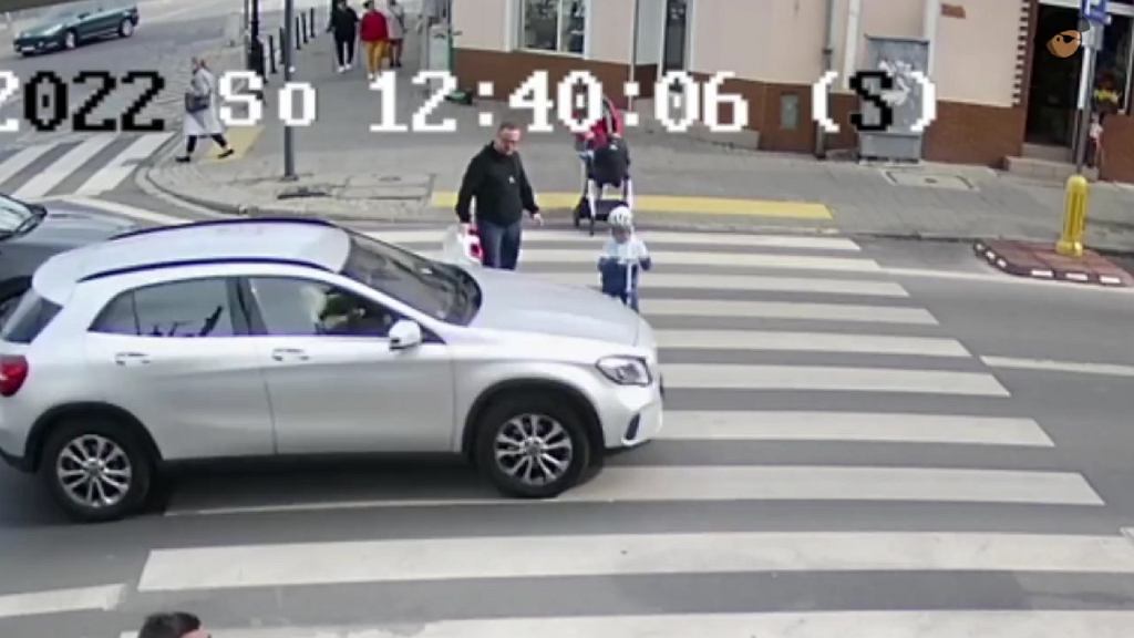 В шаге от трагедии на дороге. Пешеход сам нашел записи и регистрационный номер. Но водителя нет