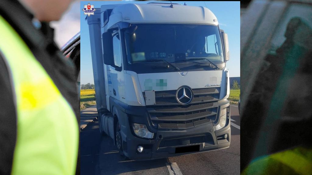 Гражданина России остановил другой водитель. В нем было три промилле, бутылки и 20 тонн груза.