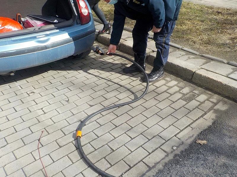 Она уехала со станции со сломанным шлангом для сжиженного нефтяного газа. Городской стражник остановил ее. 