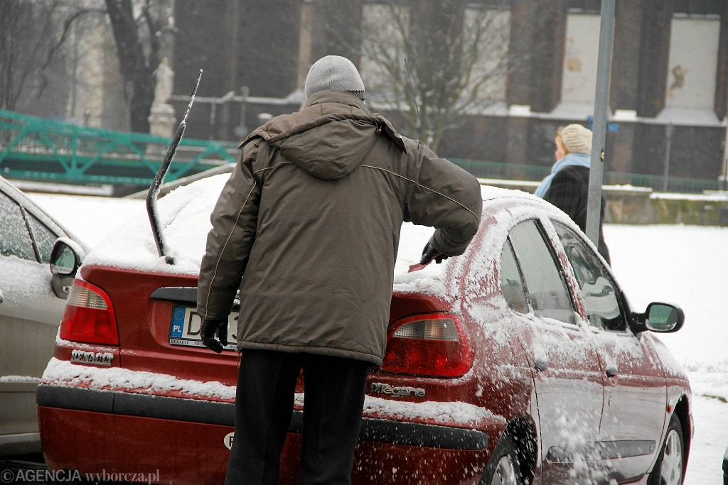 Очистка автомобиля от снега – что может пойти не так. Вы можете заплатить до... 4300 злотых!