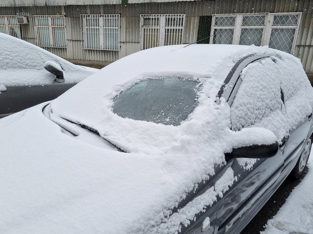 Раньше штраф за очистку автомобиля от снега составлял 500 злотых, сейчас — целых 3000 злотых. Полиция проверяет водителей