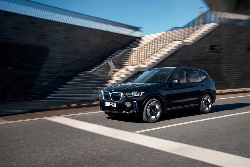 BMW iX3 после рестайлинга. Обновился внешний вид и технологии.