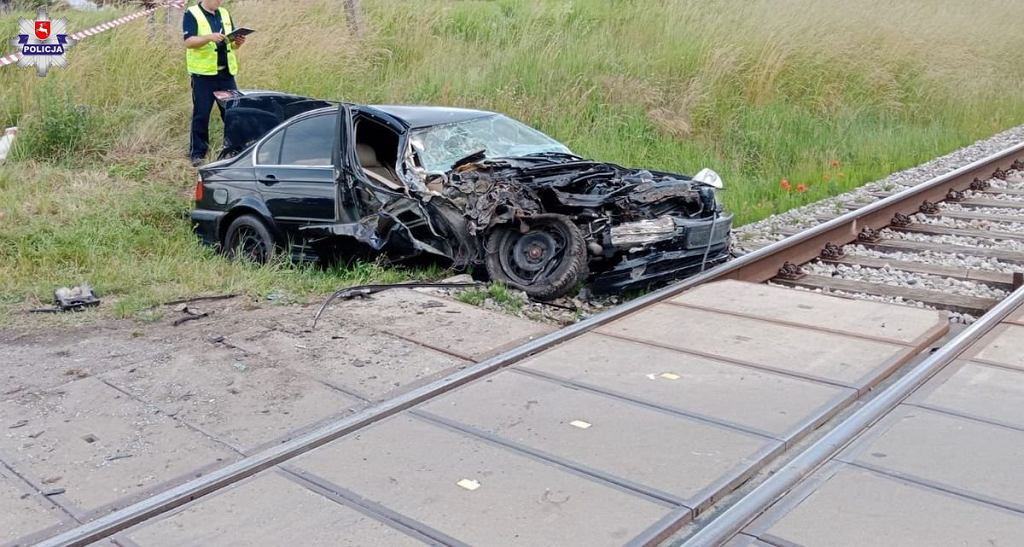 Он въехал в поезд на BMW. Он выскочил из машины и скрылся вместе со своим пассажиром. Есть видео