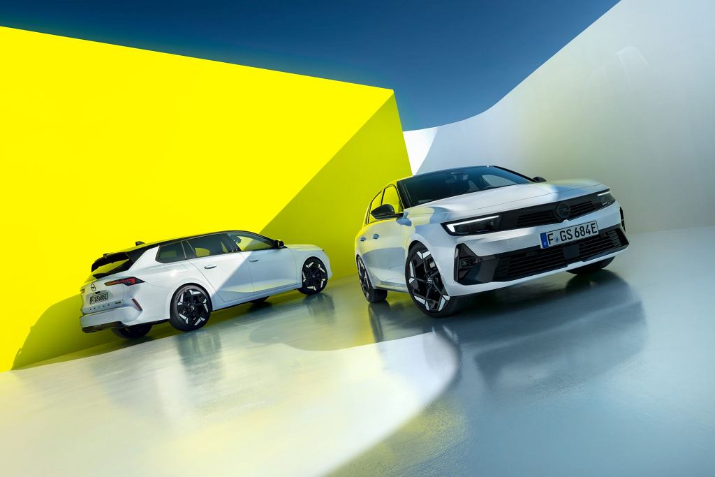 Дебют спортивных гибридов — Opel Astra GSe и Astra Sports Tourer GSe.