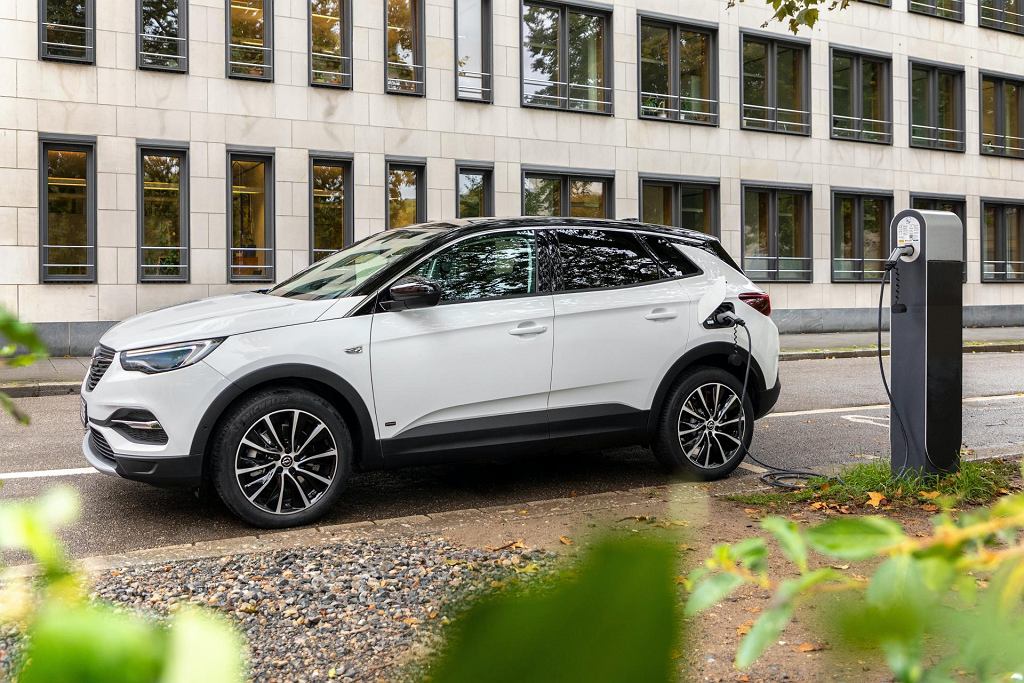 Opel Grandland X Hybrid по польской цене. Гибридный внедорожник от 162 850 злотых
