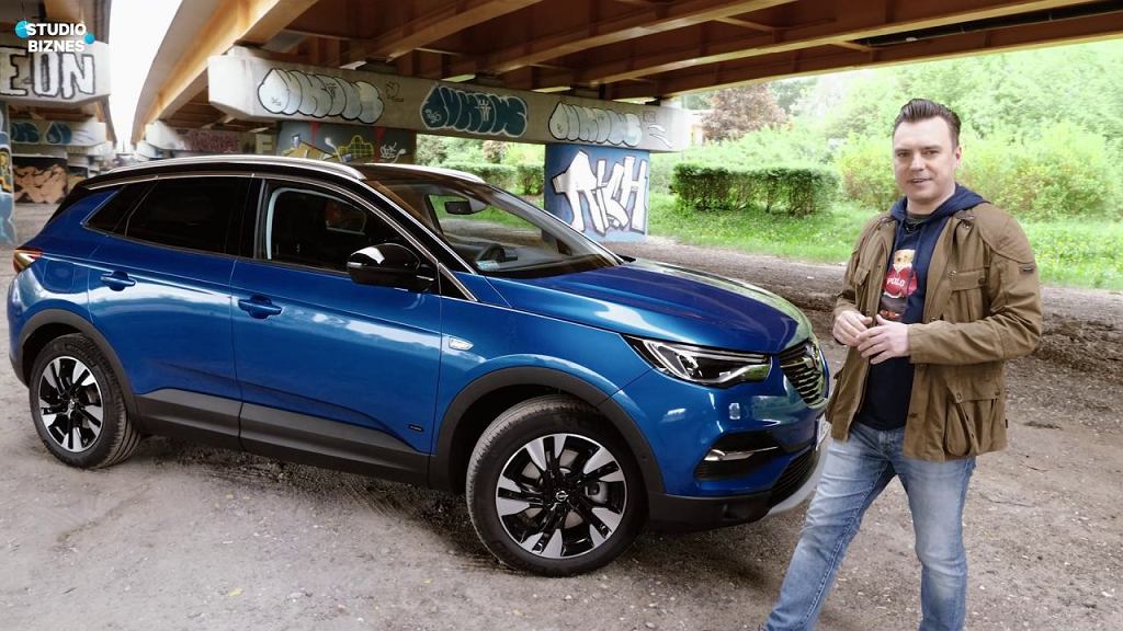 Opel Grandland X с вилкой, т.е. модель универсального внедорожника в Студии Бизнес. И предвестник перемен