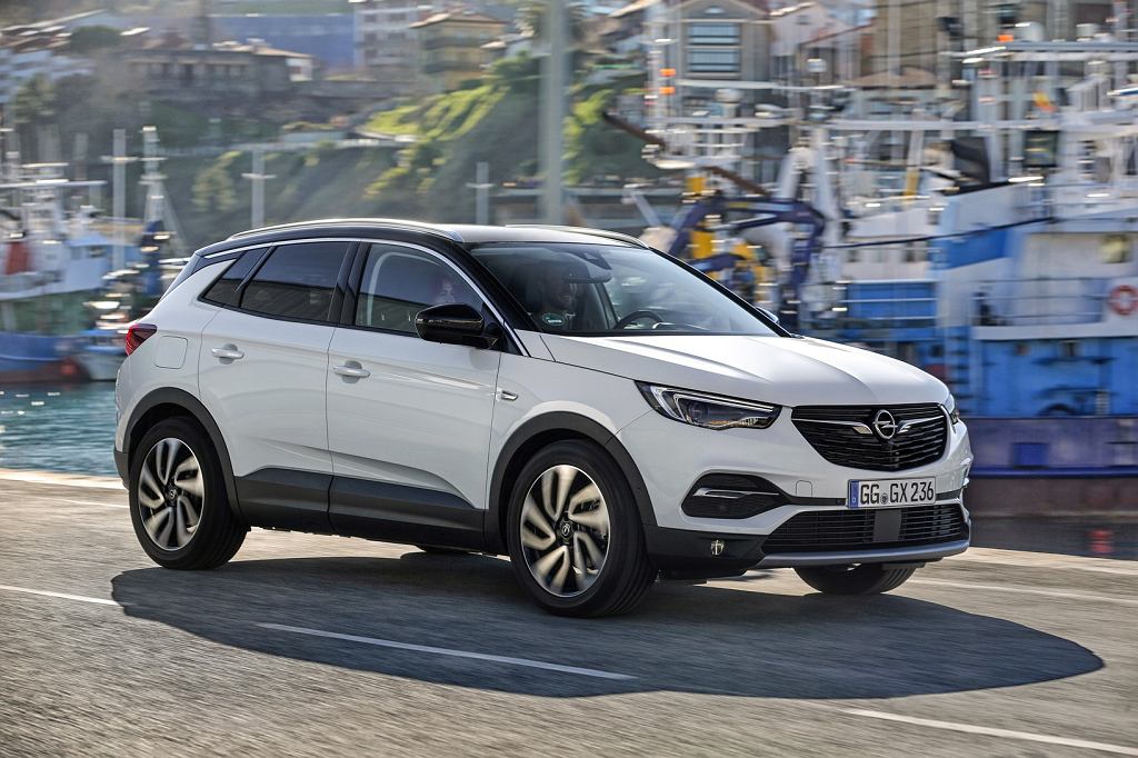 Opel представляет первую модель с гибридным приводом