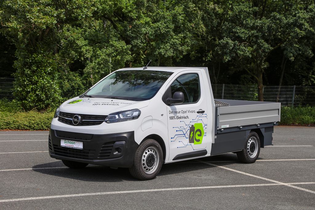 Электрический Opel Vivaro-e в версии с универсальным кузовом-фургоном