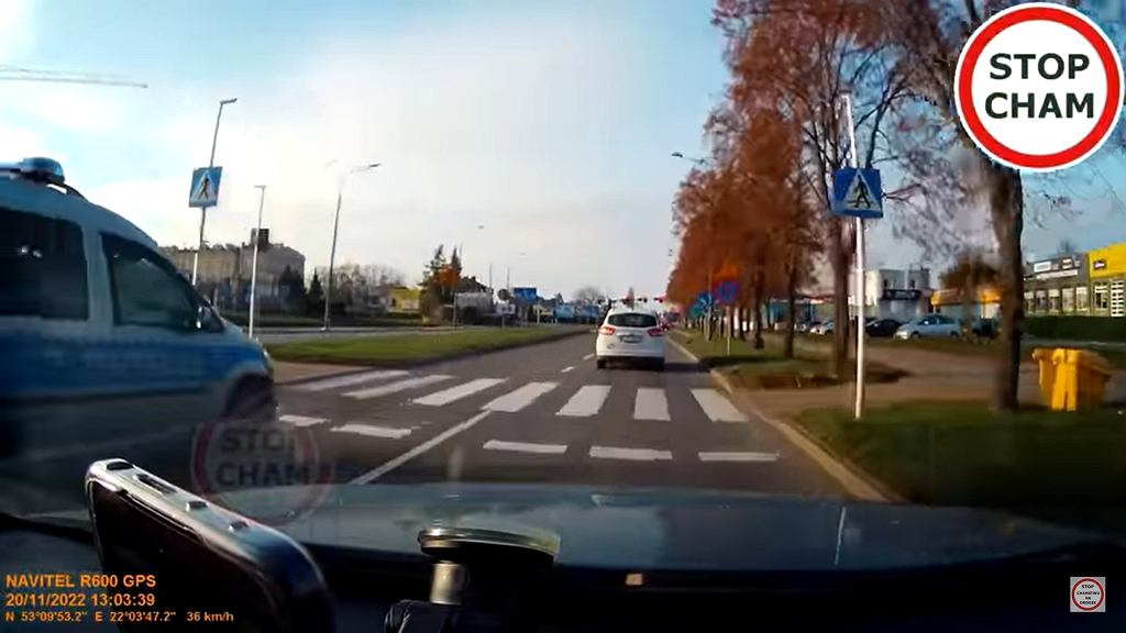 Нельзя обгонять на перекрестке. Я тоже. Но полиция может! [ВИДЕО]