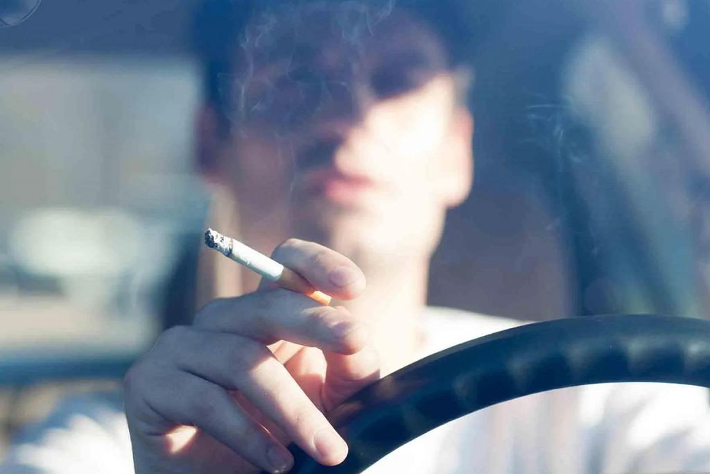 Штраф в три тысячи евро за курение в машине. Немецкое государство делает шаг вперед