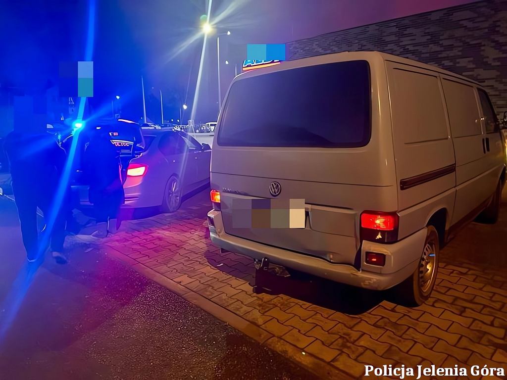 Пара пьяных пожилых людей за покупками. Он привел на рынок, потом она вернулась