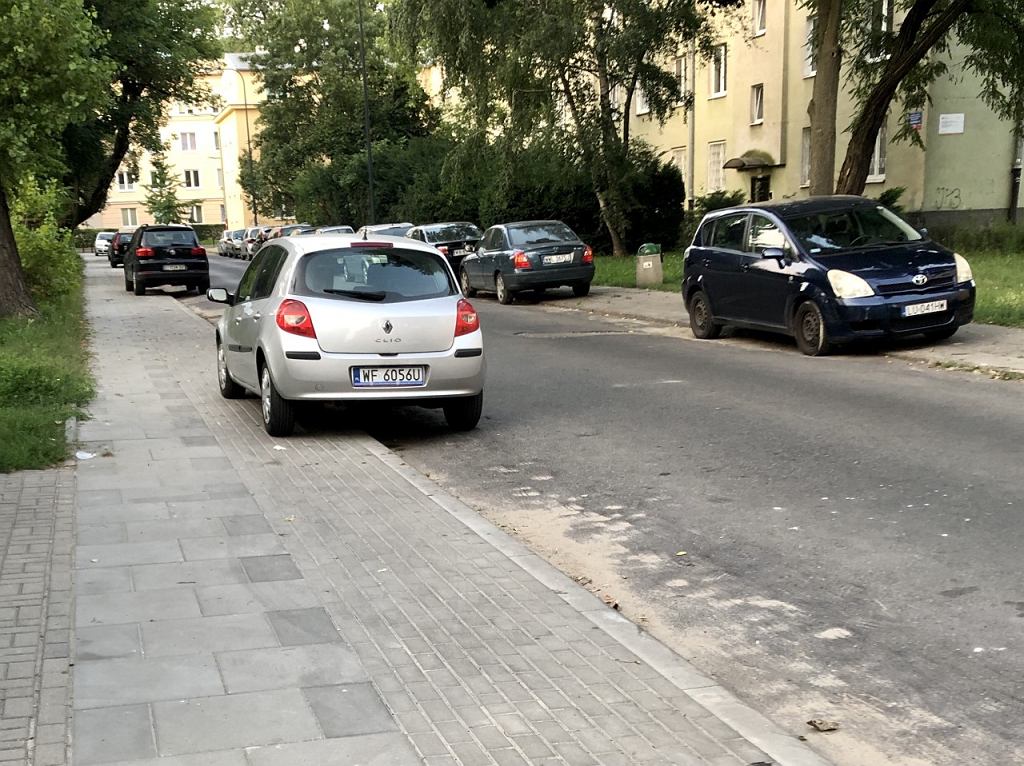 Какие машины можно парковать на тротуаре? Все водители об этом забывают
