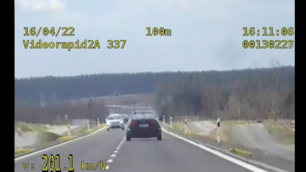 Он высушил машину после мойки. Он выбрал очень дорогой метод