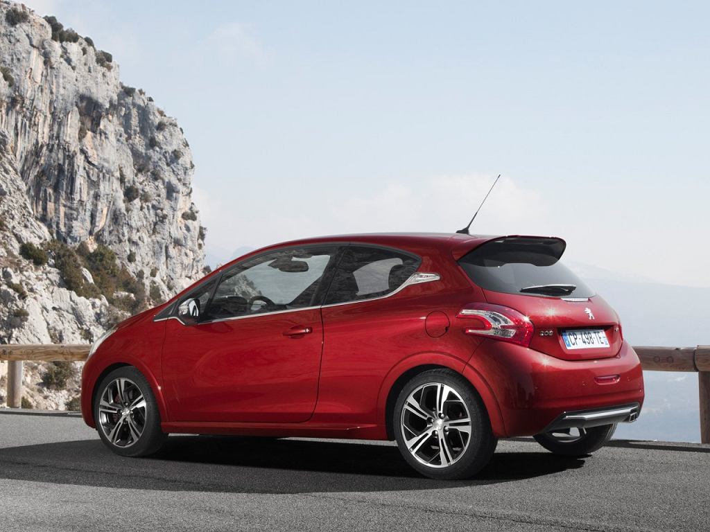 Покупаем б/у: Suzuki Swift IV против Peugeot 208. Два мира в сегменте B