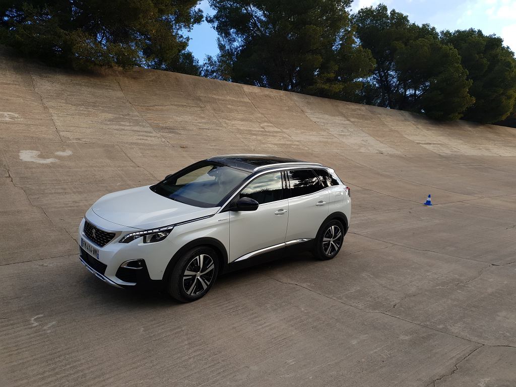 Мнения Moto.pl: Peugeot 3008 HYbrid4. Проехали гибридную версию нового внедорожника