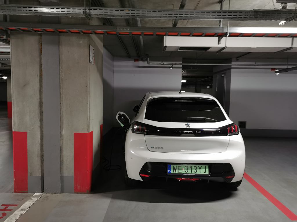 Началось предварительное бронирование электрического Peugeot e-208. Приходится ли стоять в очереди, чтобы купить машину?