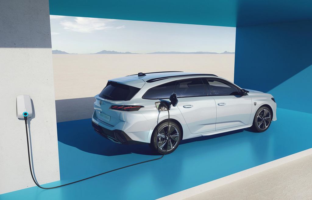 Peugeot e-308 и e-308 SW — новые полностью электрические компактные автомобили.