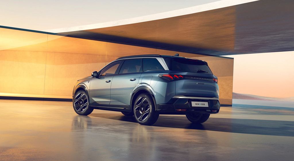 Peugeot e-5008 — первый семиместный внедорожник с электрическим приводом.