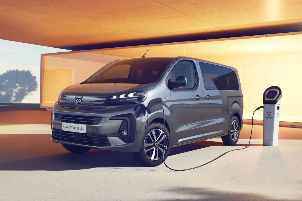 Обновленный Peugeot e-Traveller будет перевозить до 9 человек и теперь сможет преодолевать расстояние до 350 км.