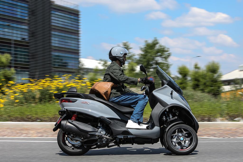 Скутер – альтернатива автомобилю – Piaggio MP3 500 имеет три колеса и заднюю передачу.