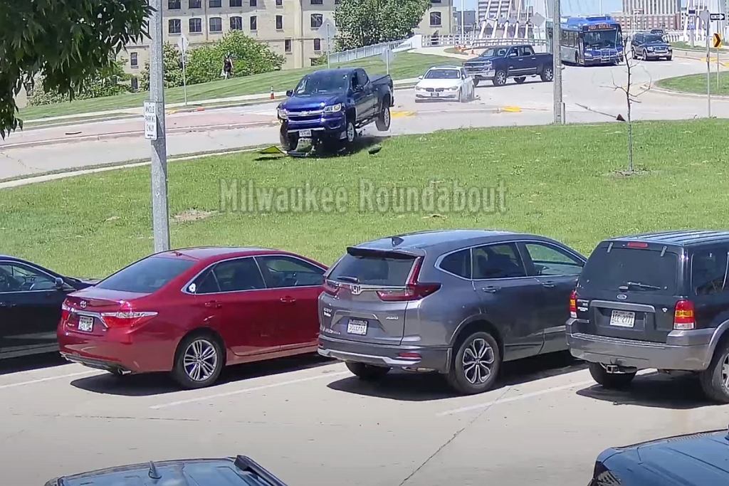 Водителю большого пикапа не удалось доехать до кольцевой развязки. Таранит все на своем пути